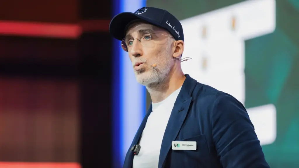Uri Poliavich addressing an audience on the background of founding Soft2Bet